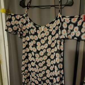 Cold shoulder short sleeve hi/lo top